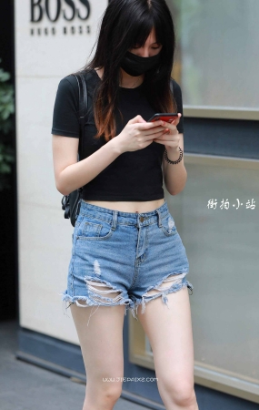 街拍气质的美腿热裤靓妹