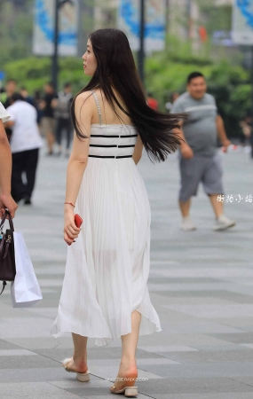 街拍白色吊带长裙美眉