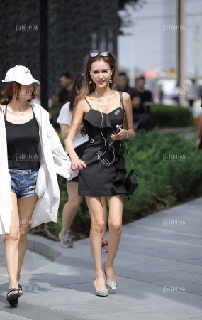 非常骨感的黑色短裙妹子