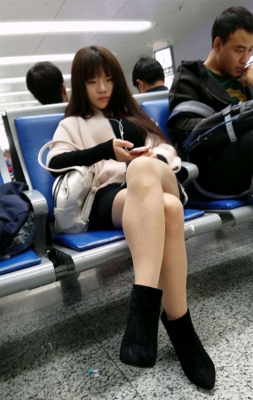 高铁站等车的黑色包臀短裙肉丝高跟清纯漂亮美女