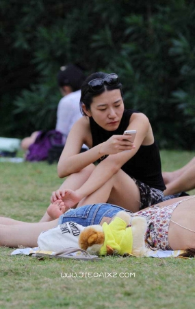 草地上的美女聚会