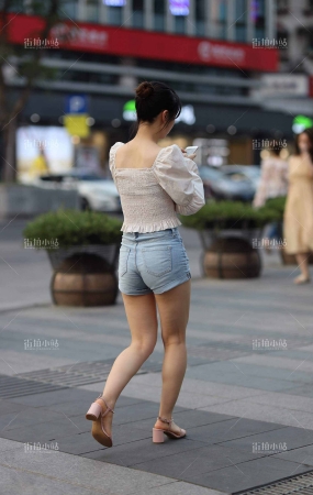 牛仔短裤美妞