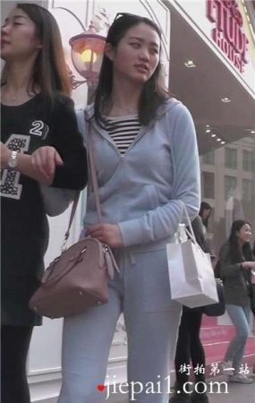 街拍甜美知性好身材运动装美女姐姐 [974 MB]