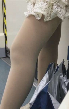 地铁超近拍摄美腿肉丝袜短裙美女