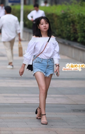 街拍牛仔短裤美妇