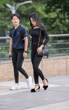 街拍紧身黑裤美女