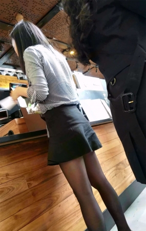 买奶茶的黑丝袜短裙漂亮小姐姐