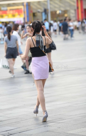 美腿墨镜女！
