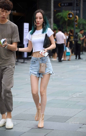 街拍热裤小姐姐