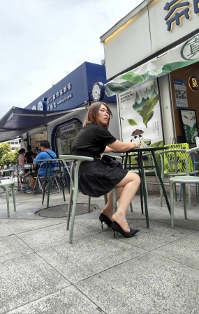 冒死拍到极品黑高跟美人玩鞋视频➕图