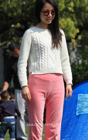 元气满满的粉裤女孩