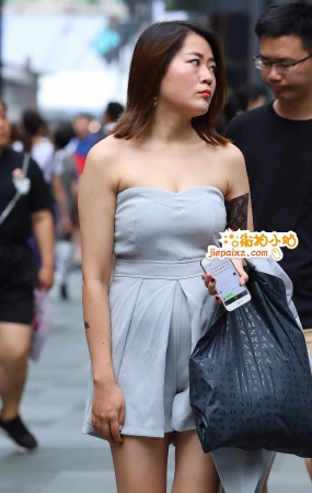 成熟抹胸装女子