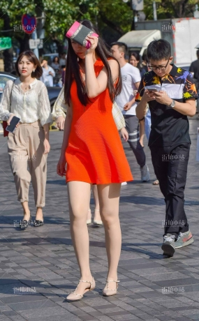 街拍橙色群丝袜长腿美女