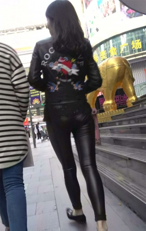 跟拍两位极品的紧身黑色皮裤街拍美女