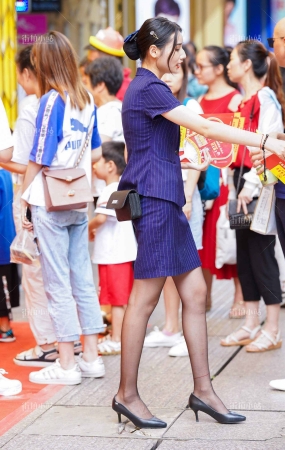 发传单的高挑黑丝美女