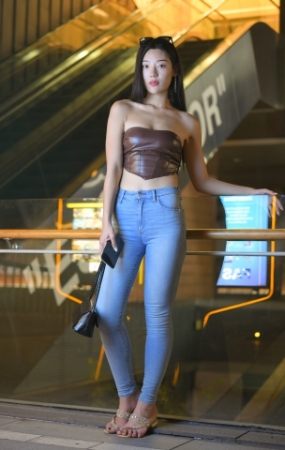 夜拍蓝色牛仔裤美女