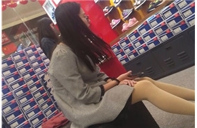 4k超清，鞋店试鞋的原味肉丝袜清纯眼镜妹