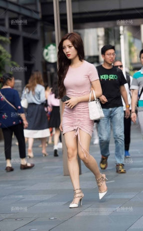 街拍粉色包臀裙高跟美女