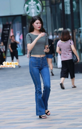 蓝色牛仔长裤少妇