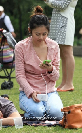 街拍粉色衣服青春靓丽大眼妹