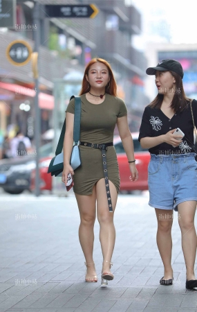 性感墨绿色裹臀裙美女