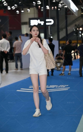 换了便装的小姐姐