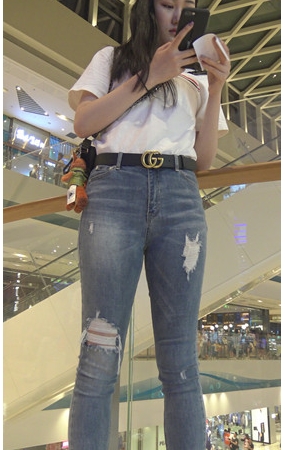 蓝色牛仔裤美女