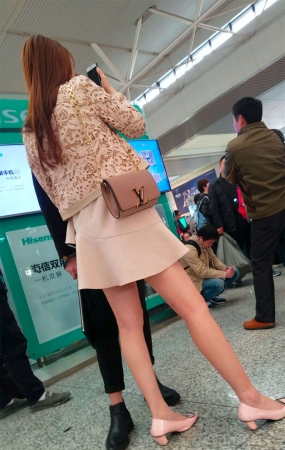 和男友一起出行的肉丝气质女