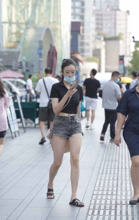 街拍马尾辫热裤小姐姐