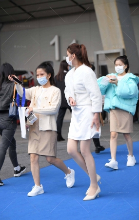 光滑的白裙丝腿高跟