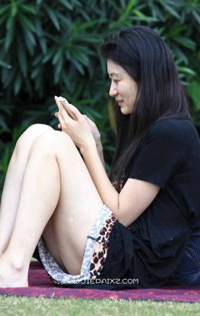 街拍高颜值美腿豹纹裙美女