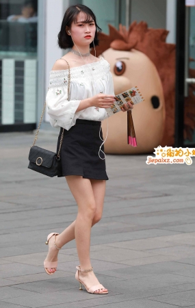 街拍高跟美足短裙妹子
