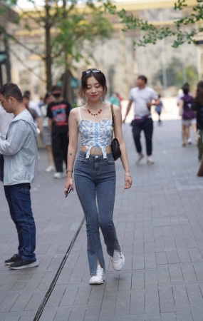 牛仔长裤小姐姐