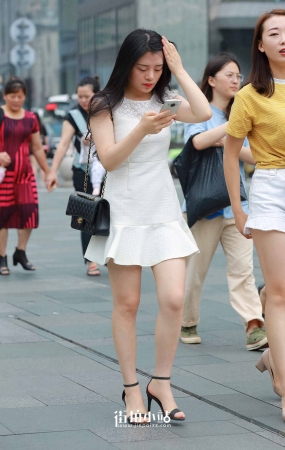 街拍白短裙美女跟闺蜜