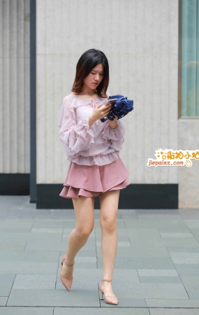 街拍粉色短裙美腿MM