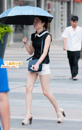 街拍美腿高跟鞋美女