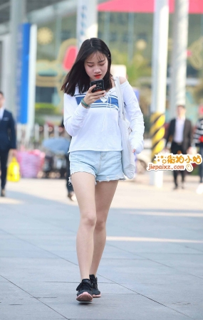 街拍热裤小姐姐