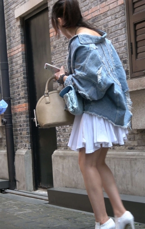 白色连衣裙性感街拍高跟美女