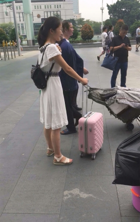 白色连衣裙妹子
