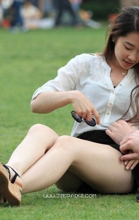 白衬衫白皙美腿妹子