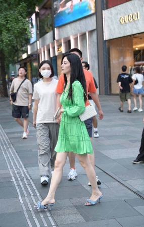 街拍绿色长裙美姐姐