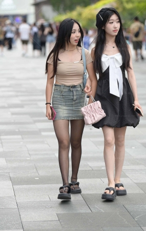 街拍嘿丝，牛仔短裙小妹