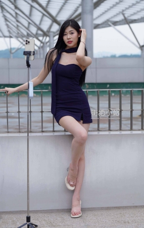 深蓝色短裙美腿美眉