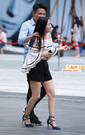开心的美腿高跟妹子