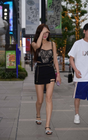 街拍黑色短裙美腿美眉