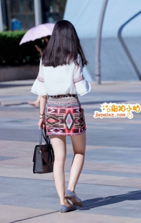 高颜值复古风短裙妹子