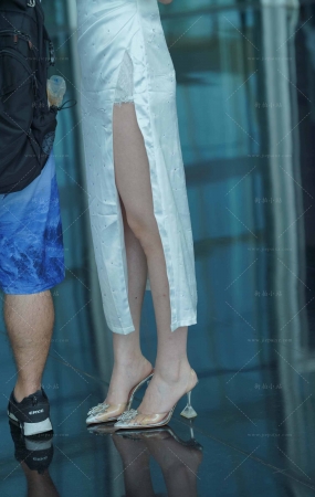 性感露背裙美女
