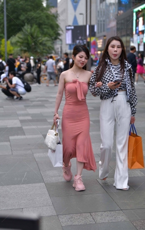 街拍粉色抹胸裙美女