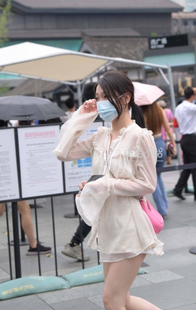 街拍小清新气质邻家小妹