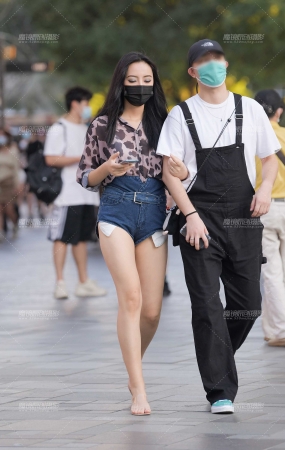 高挑美腿牛仔短裤美女